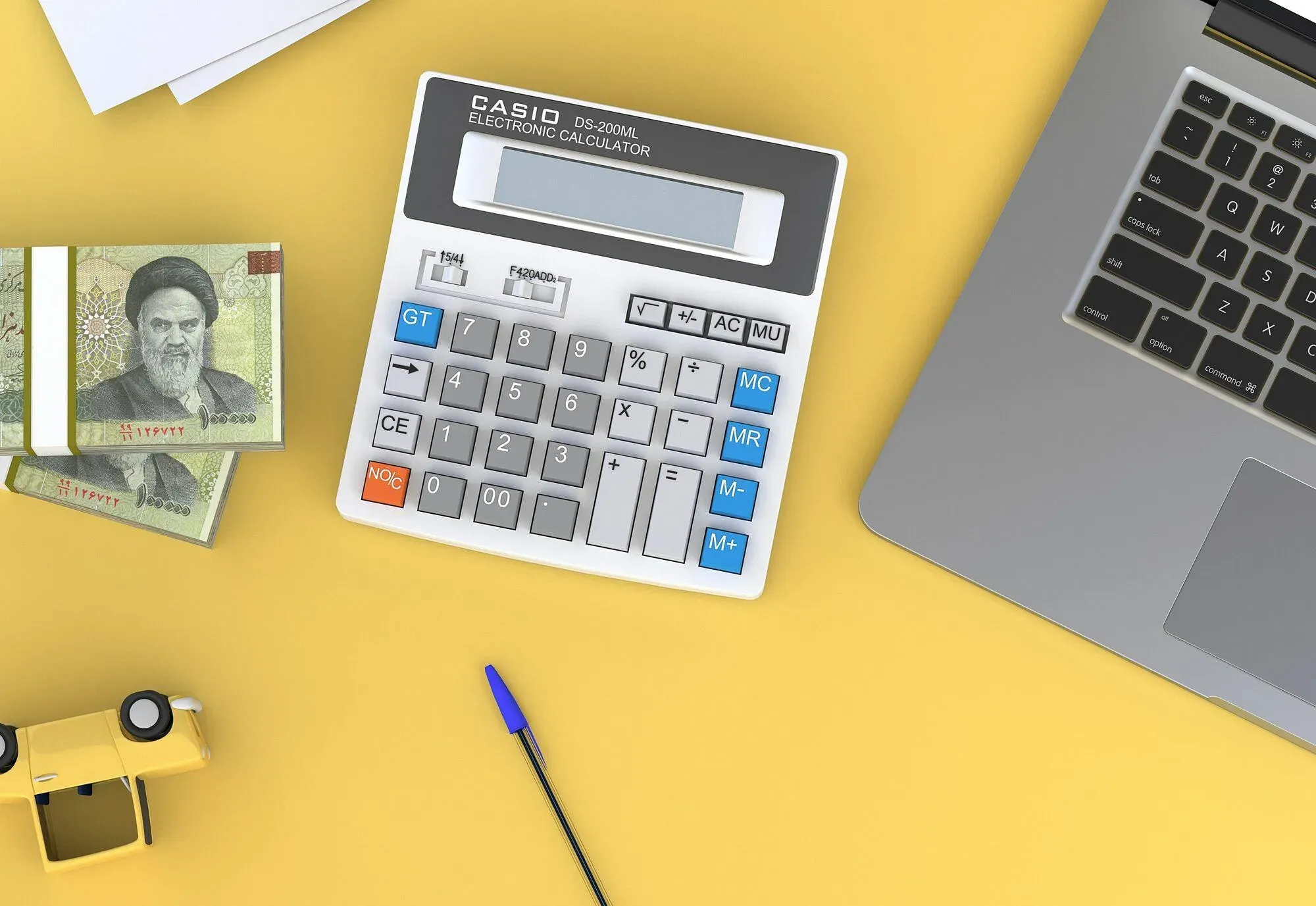 Calculatrice, billets de banque étrangers et voiture miniature sur un bureau jaune