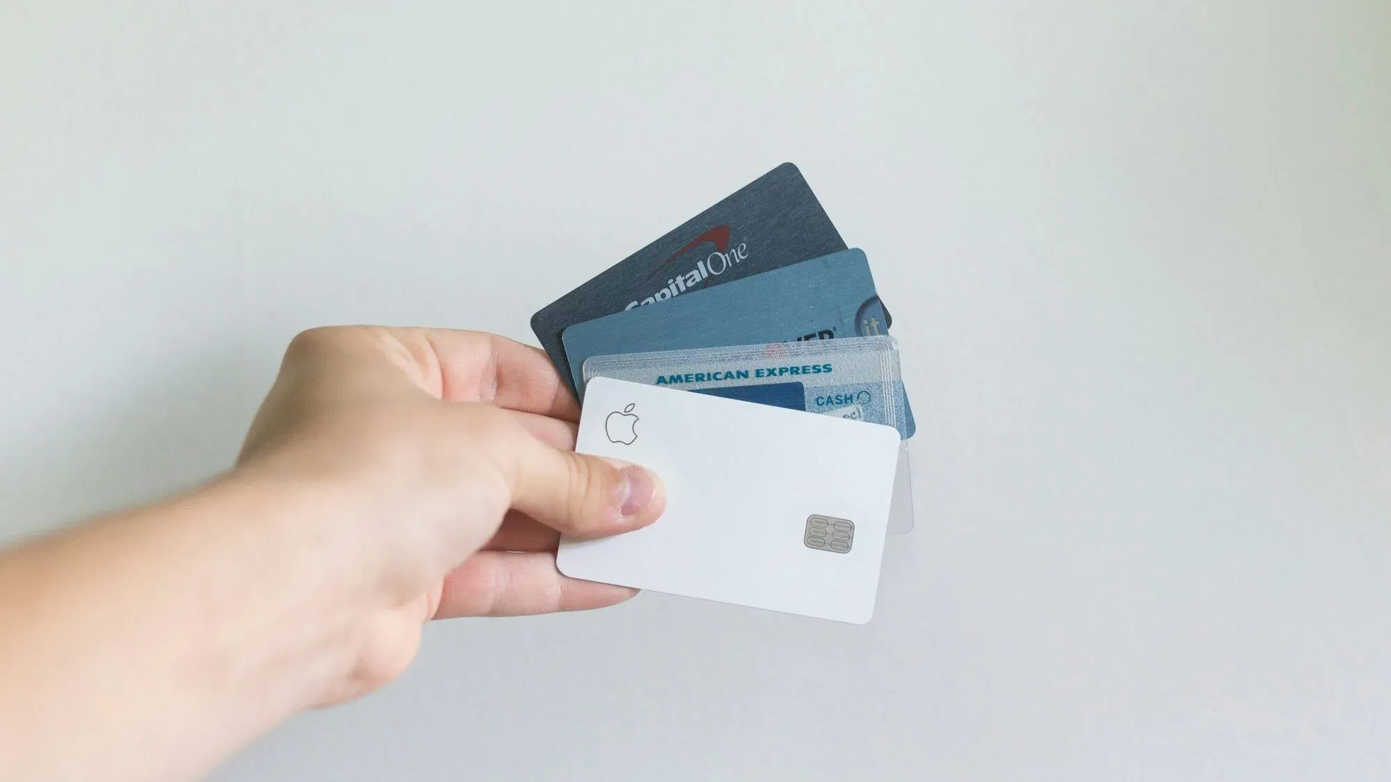 Main tenant un éventail de plusieurs cartes bancaires