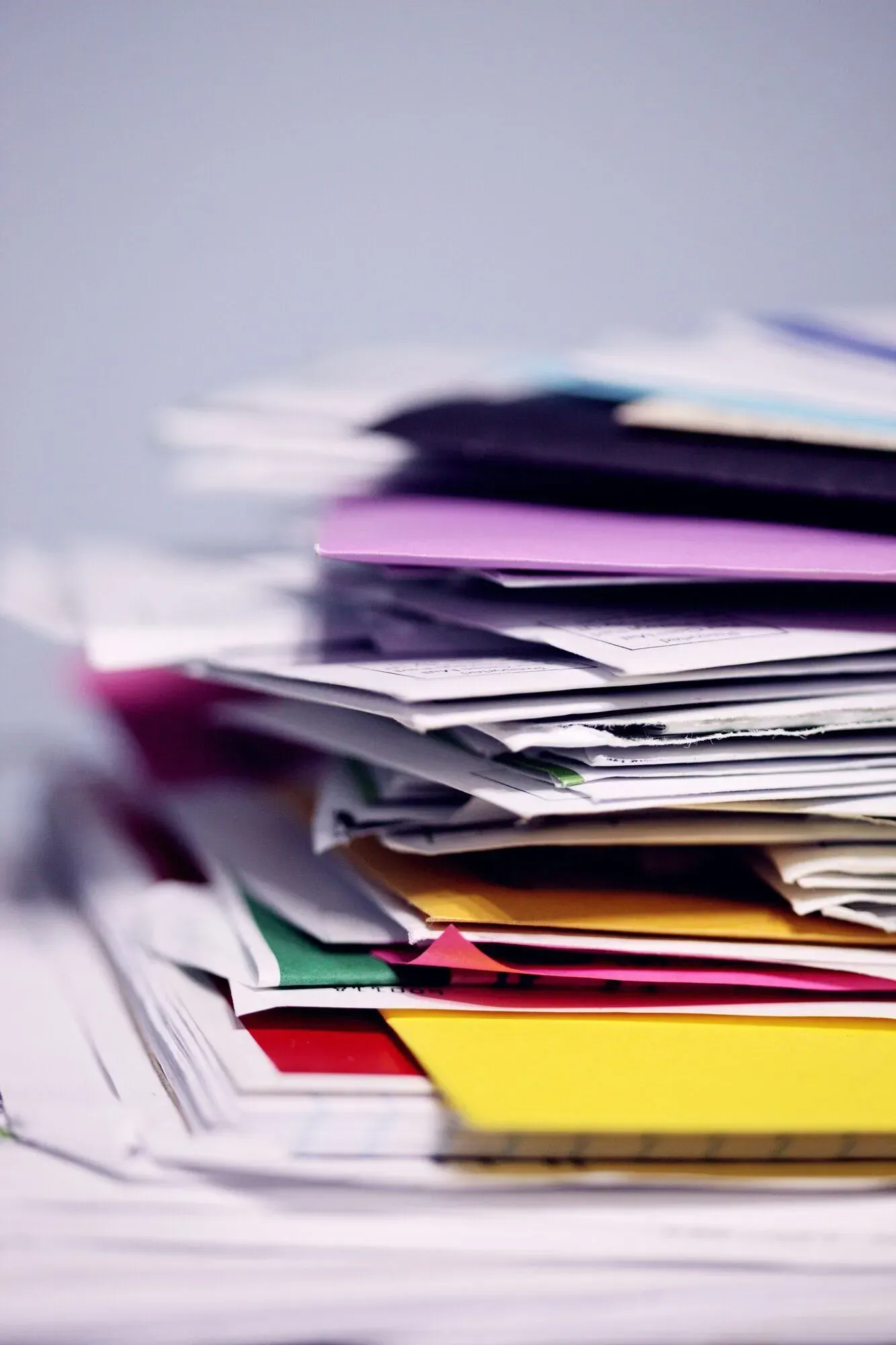 Pile de documents et papiers colorés
