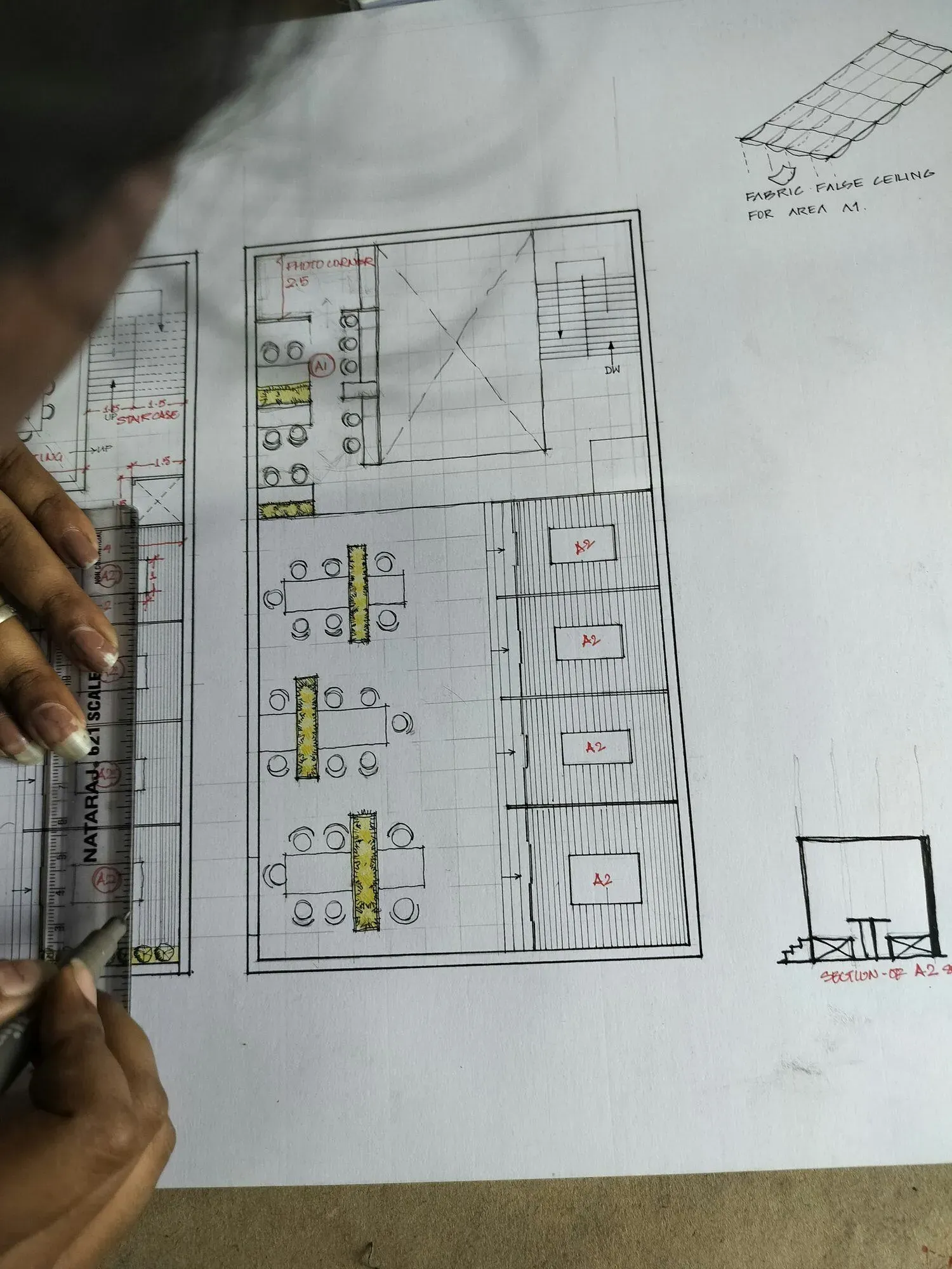 Plan d'architecte dessiné à la main avec règle, croquis d'aménagement