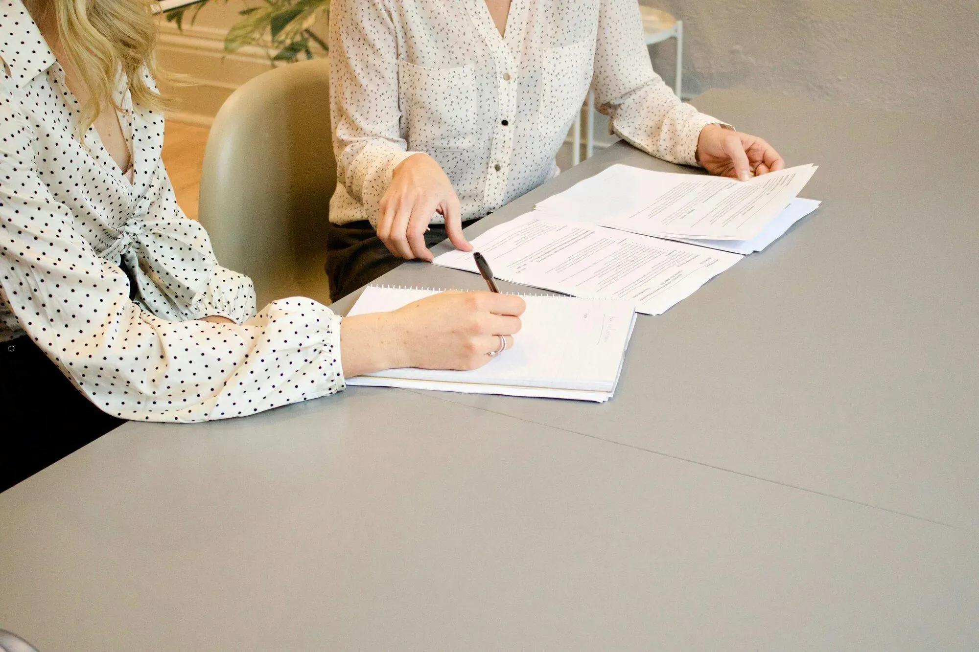 Rendez-vous entre une conseillère et sa cliente autour de documents