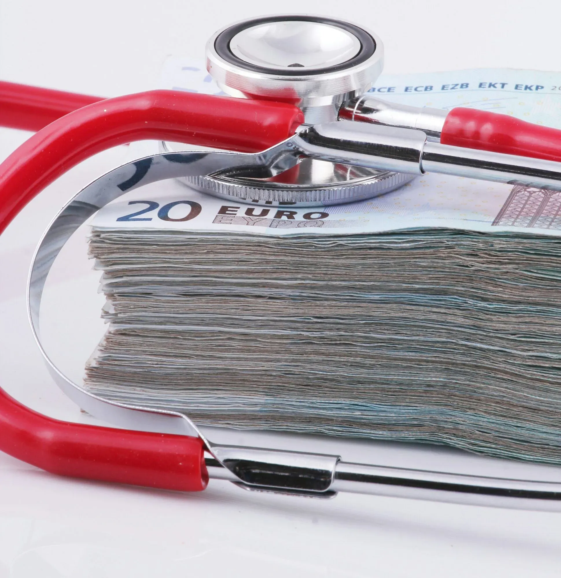 Stéthoscope enroulé autour de billets de 20 euros, symbole de santé financière