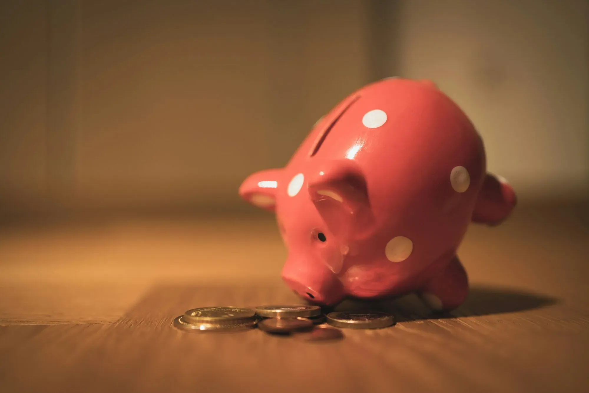 Tirelire en forme de cochon avec des pièces de monnaie, symbole d'épargne